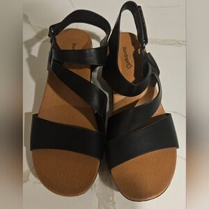 BareTraps Caley Women's Black and Tan Sandals NWOT
